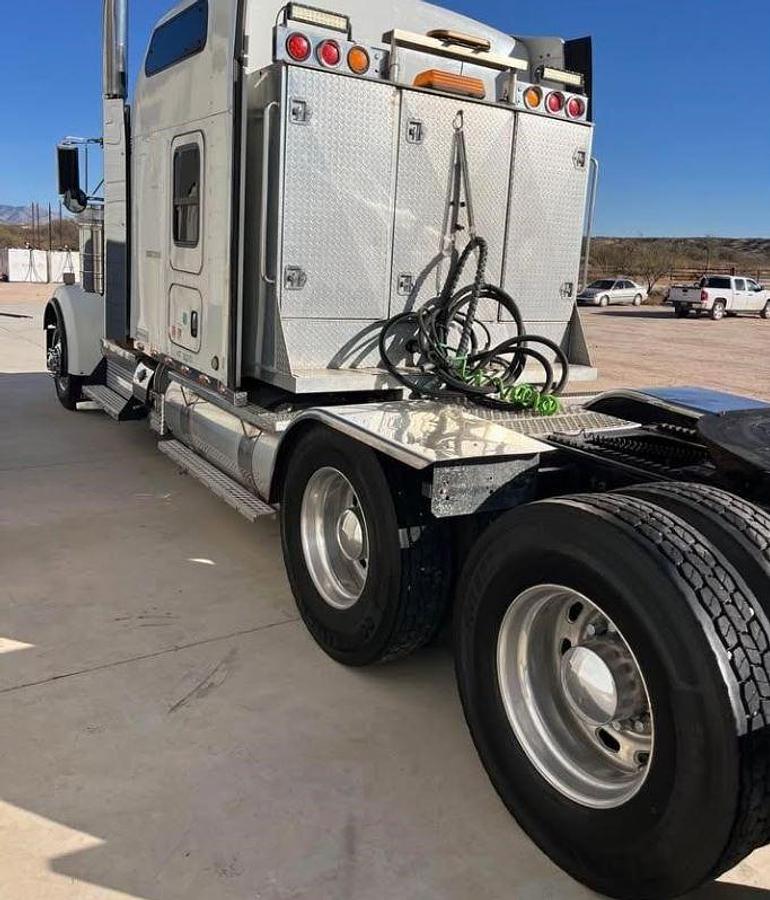 Used 2013 Kenworth W900 Sleeper Semi Truck