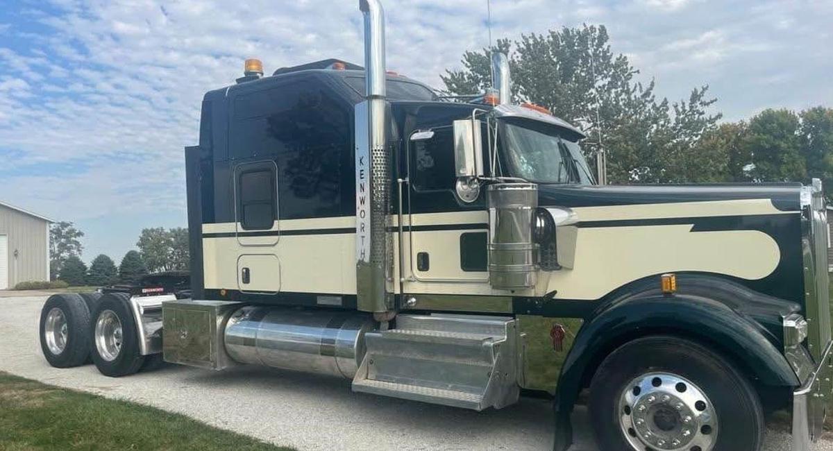 Used 2017 Kenworth W900 Sleeper Semi Truck