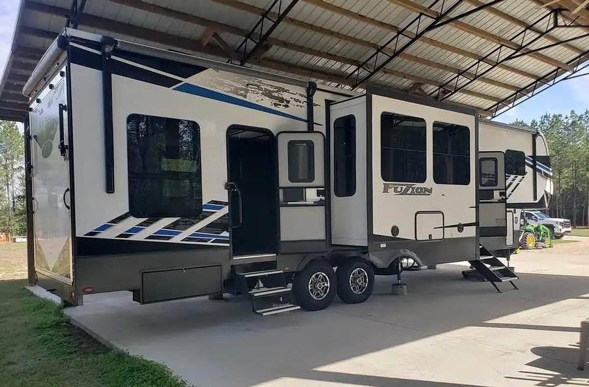 Used 2022 Keystone Fuzion 373