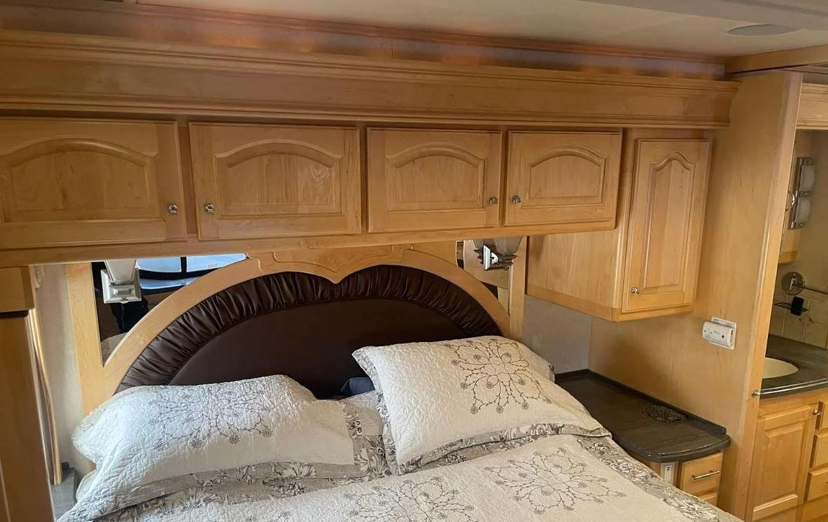 Used 2005 Country Coach Magna 630