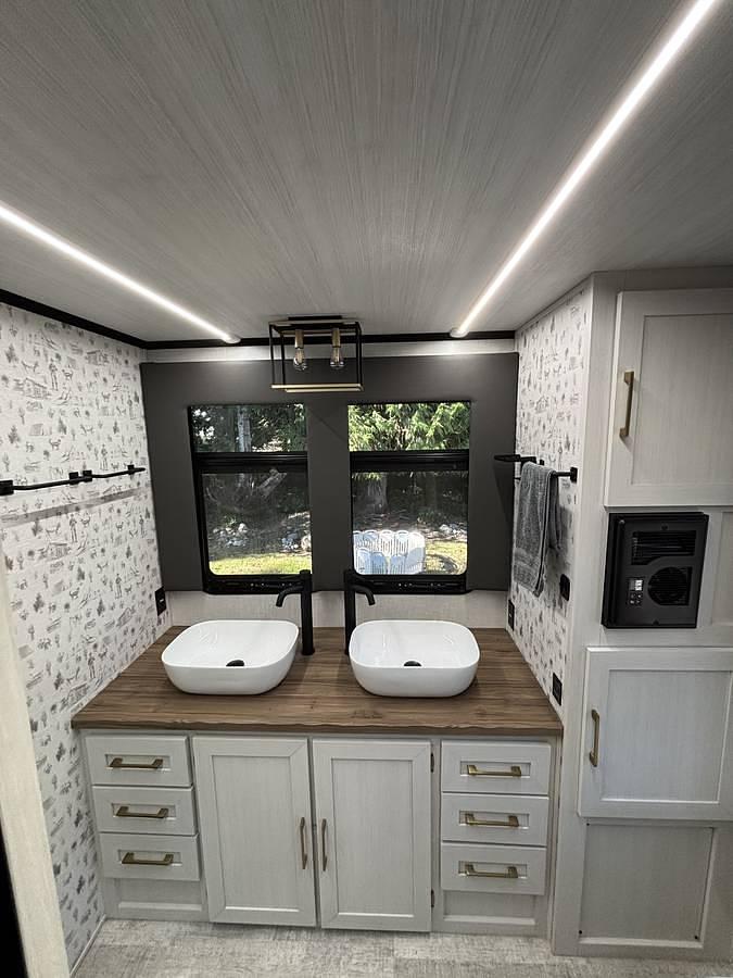 Used 2025 Forest River RSV3 Suite