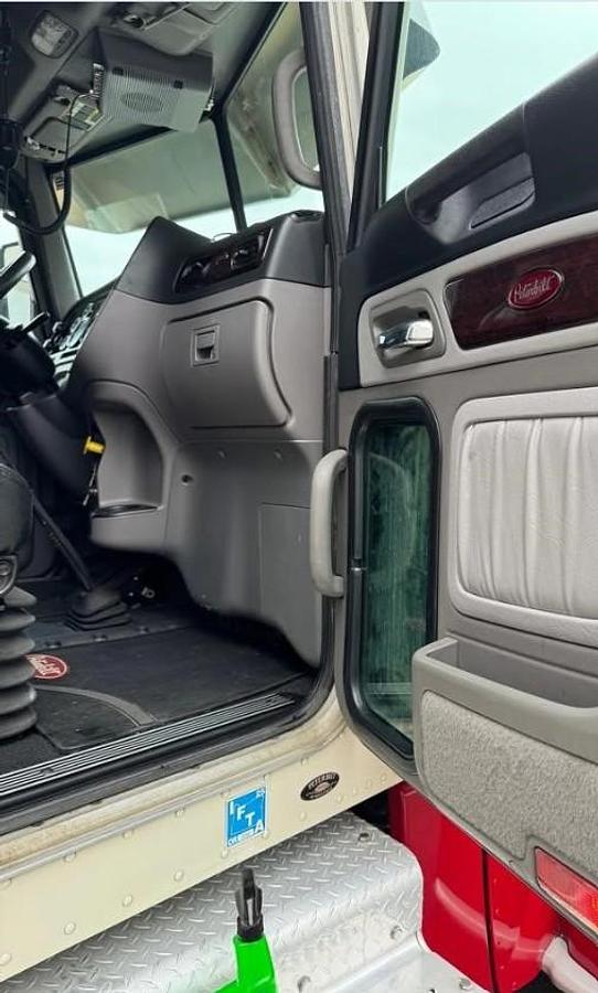 Used 2016 Peterbilt 389 Sleeper