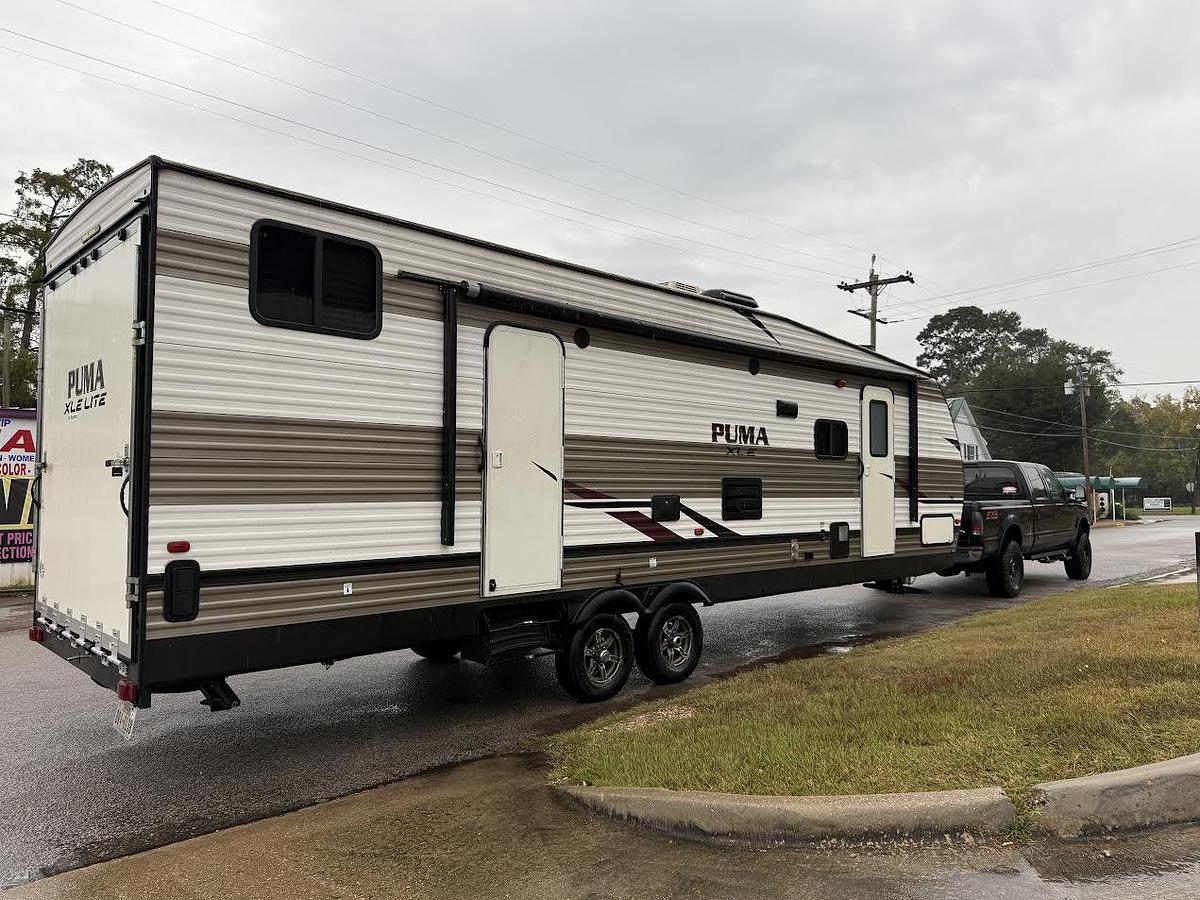 Used 2020 Palomino Puma Light XLE 29FQC Travel Trailer Toy Hauler
