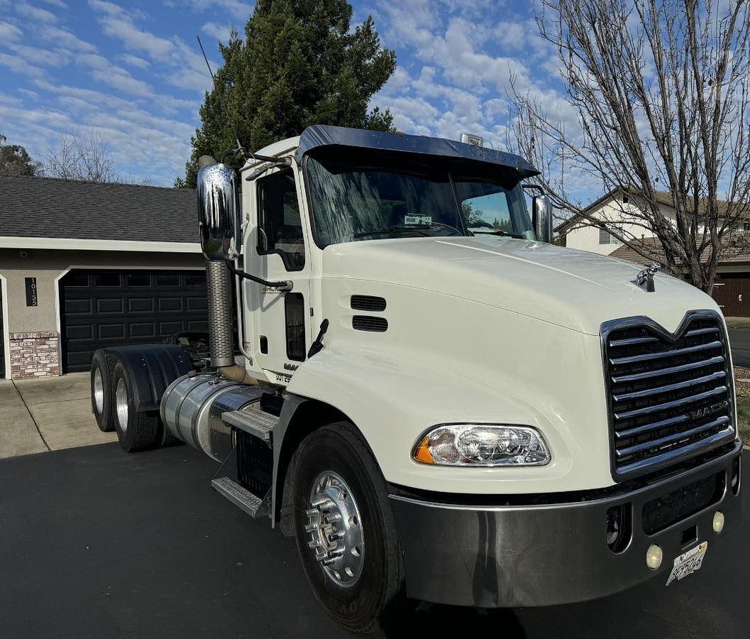 Used 2015 MACK PINNACLE CHU613 Day Cab