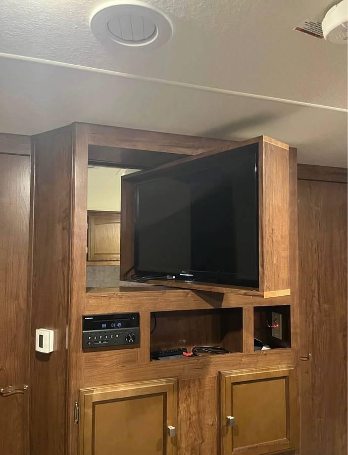 Used 2018 Coachmen Freedom Express 282BHDS Travel Trailer