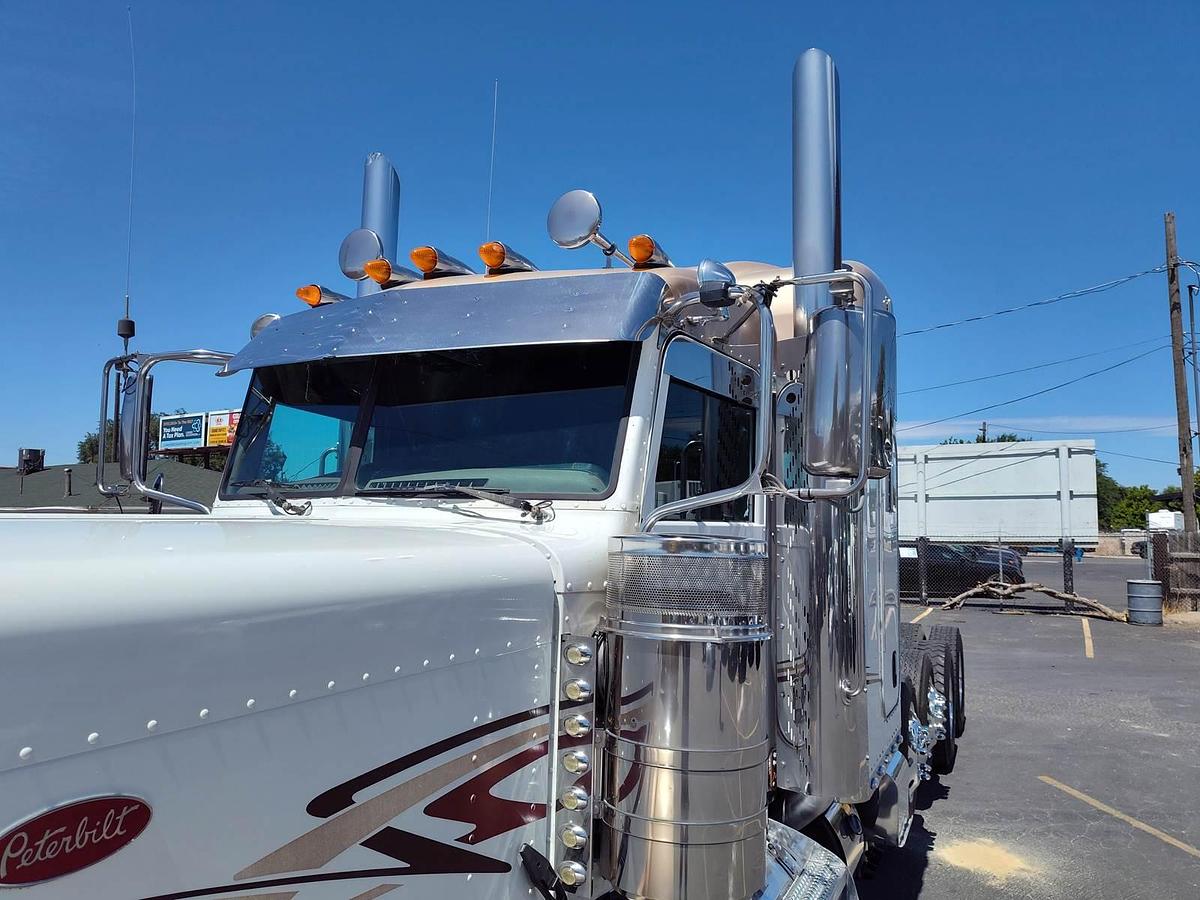 Used 2015 Peterbilt 389 Sleeper Semi Truck