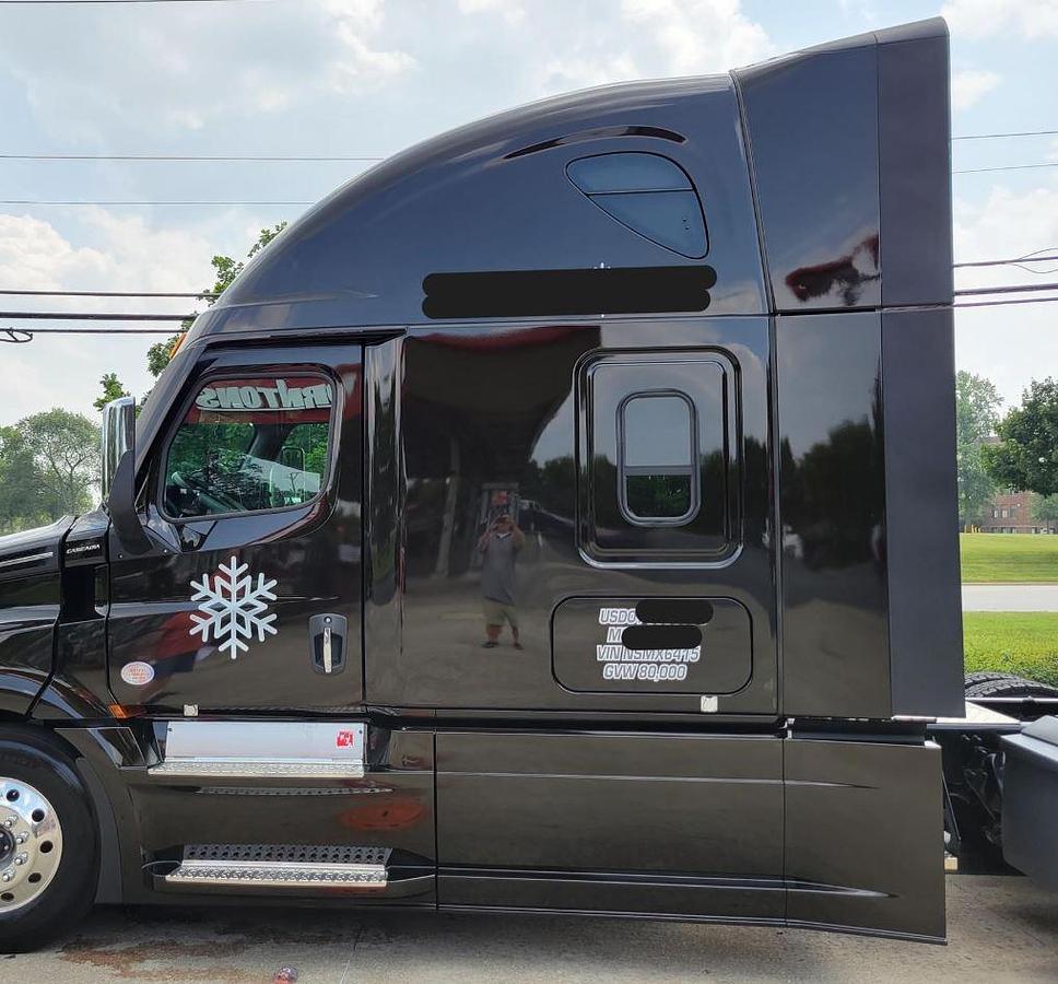 Used 2022 Freightliner Cascadia Sleeper Semi Truck