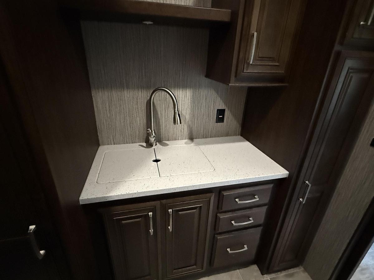 Used 2009 Heartland Big Horn 3925MLP Fifth Wheel