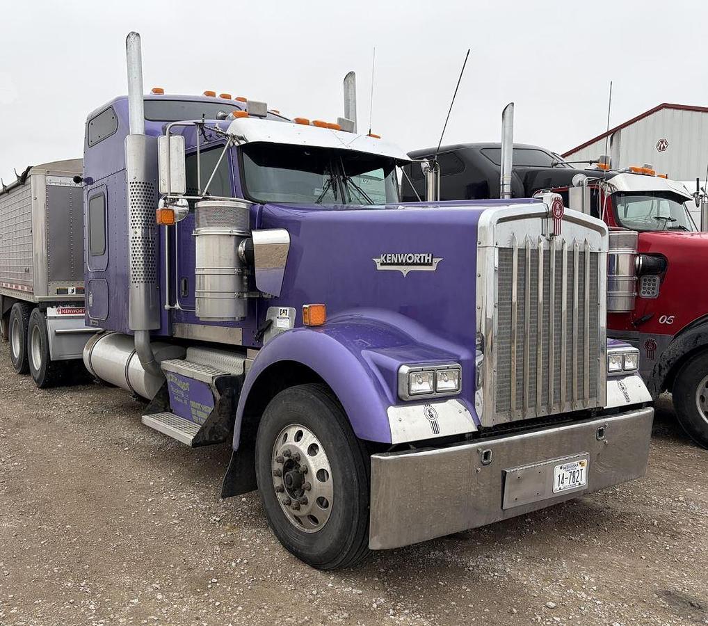 Used 2005 KENWORTH W900L Conventional Sleeper Semi Truck