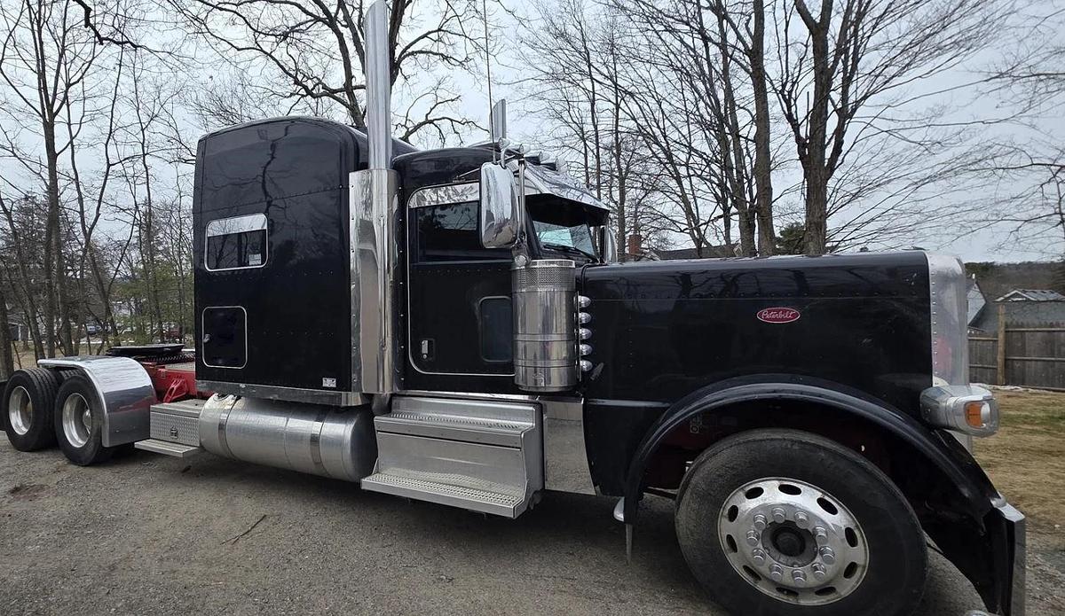 Used 2022 Peterbilt 389