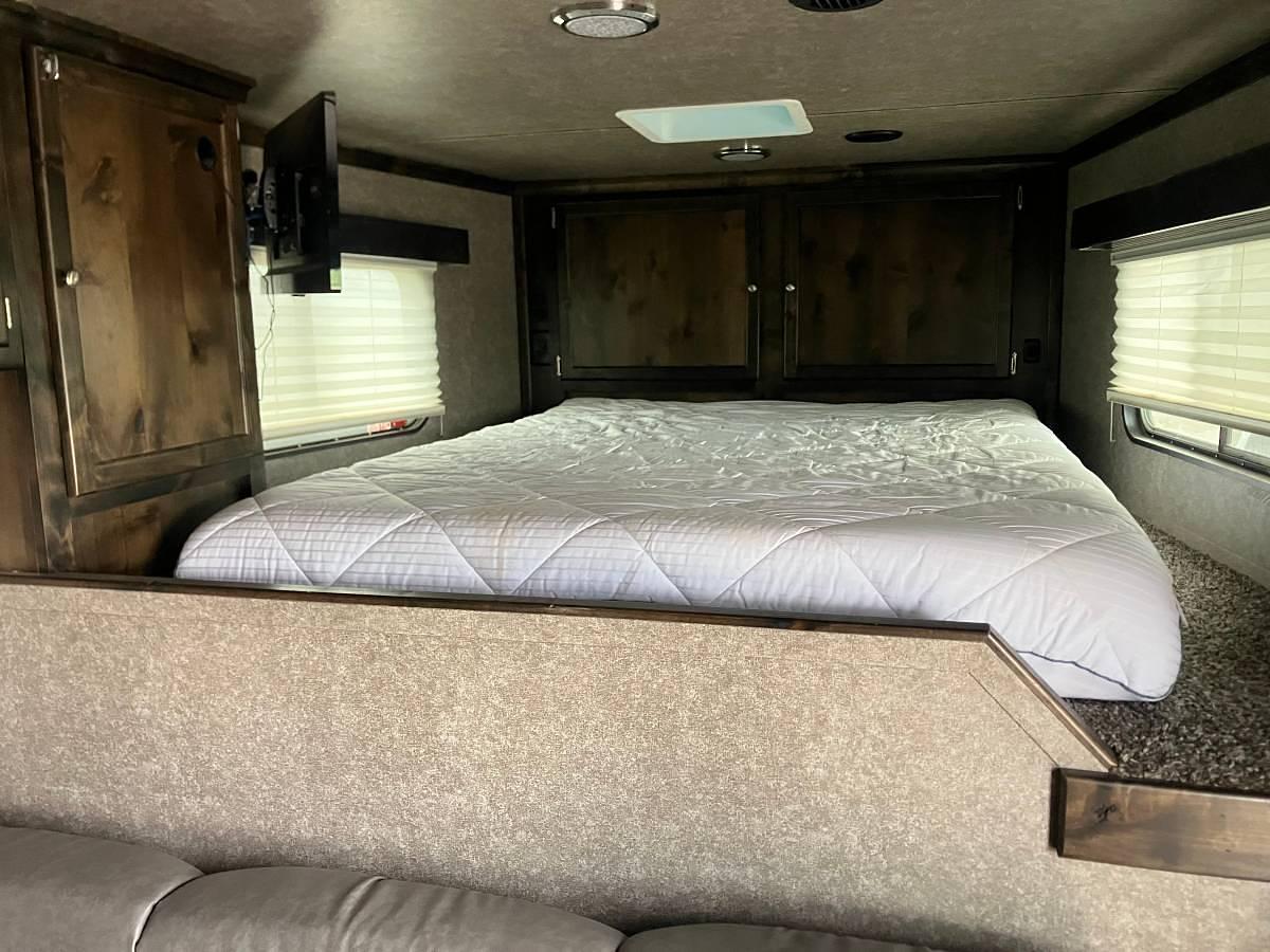 Used 2020 Logan Coach 4 Horse Living Quarters