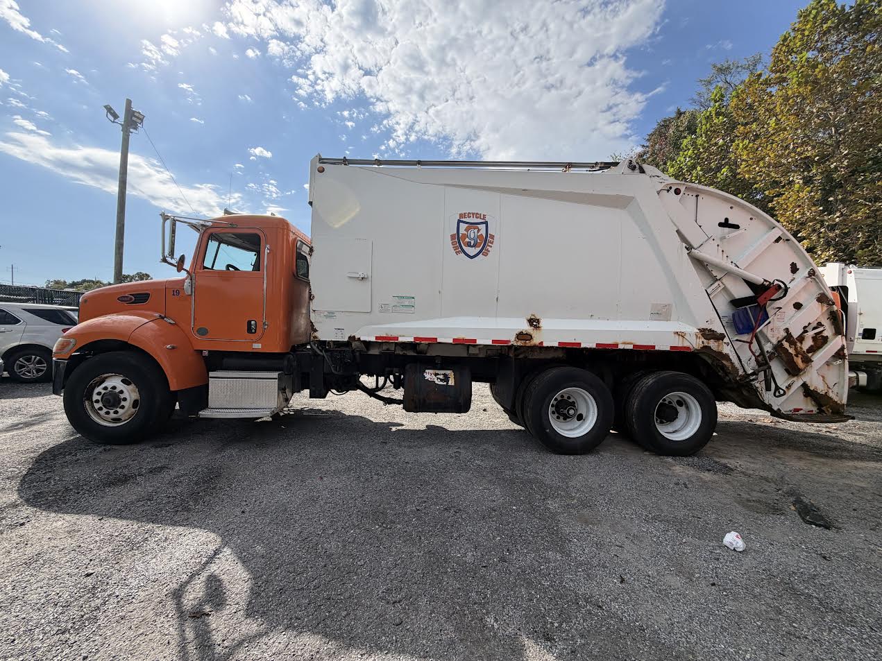 Used 2010 Peterbilt 25 Yd McNeilus Garbage Truck