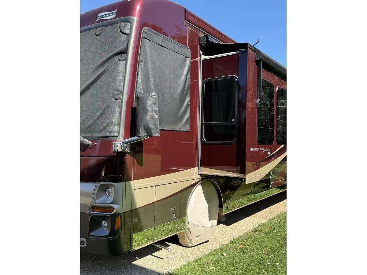 Used 2014 Newmar Mountain Aire 4369