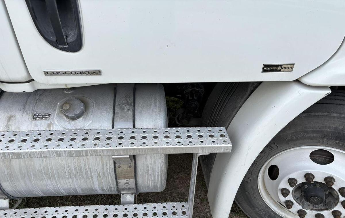 Used 2012 Freightliner Cascadia 113 Day Cab Semi Truck