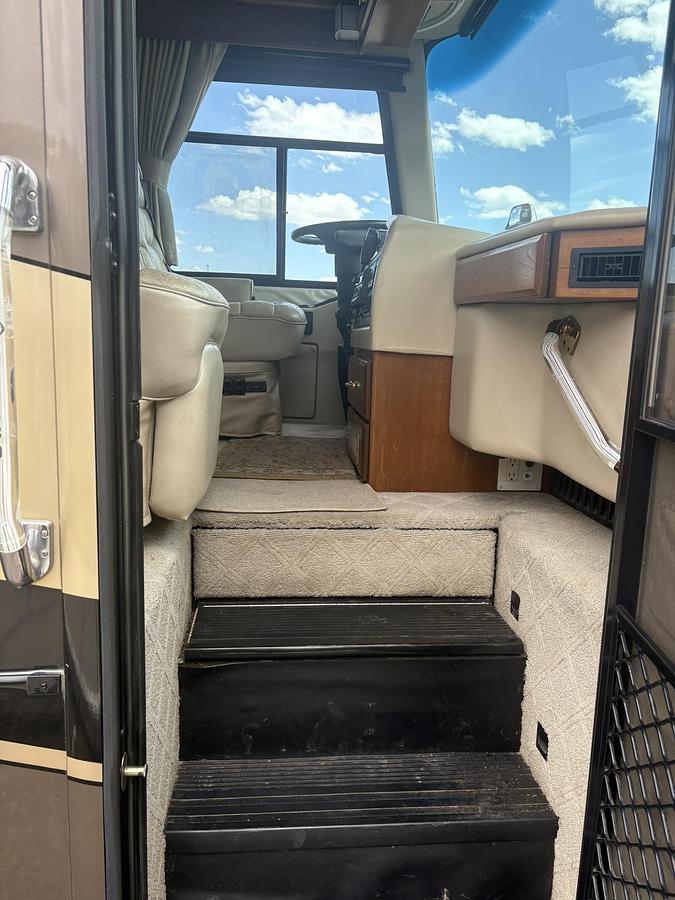 Used 2003 Monaco Dynasty 38 Earl