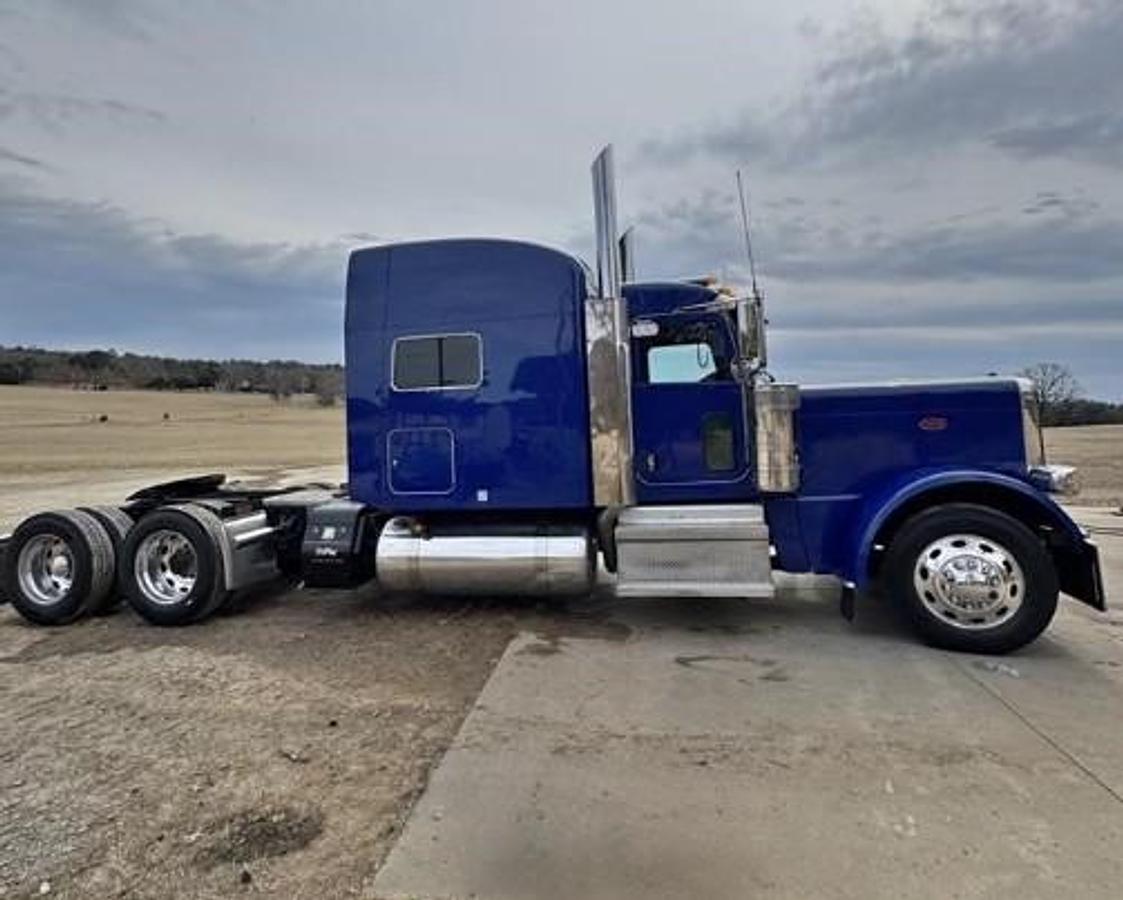 Used 2023 Peterbuilt 389 Sleeper Semi Truck