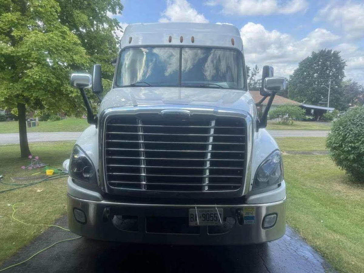 Used 2020 Freightliner Cascadia