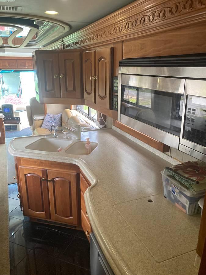 Used 2005 Monaco Signature Castle IV Class A Motorhome