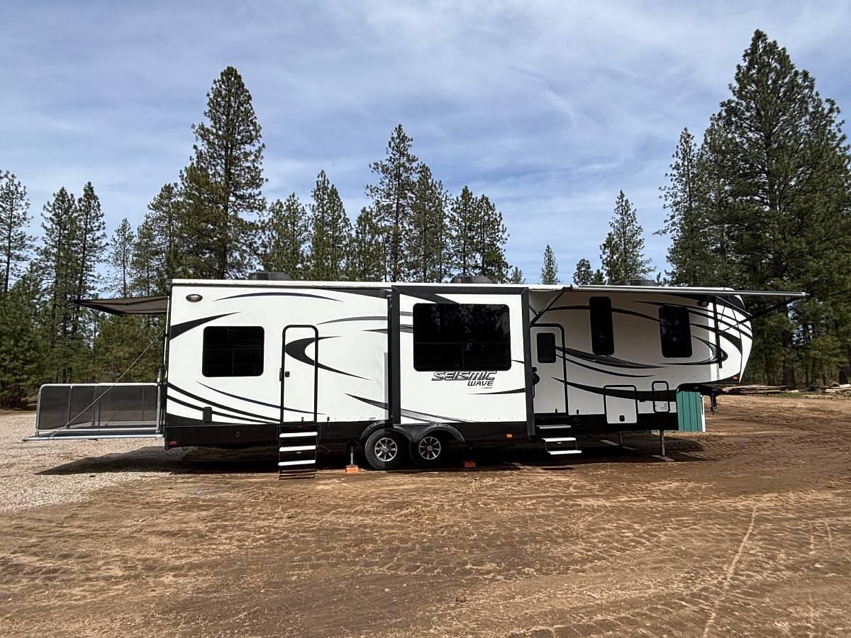 Used 2016 Jayco Seismic Wave 355W