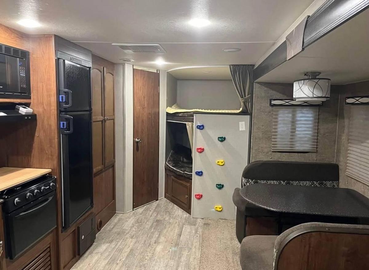 Used 2018 Coachmen Freedom Express 282BHDS Travel Trailer