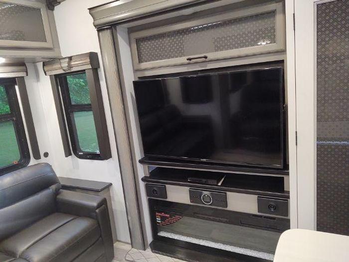 Used 2022 Keystone Montana 3855BR