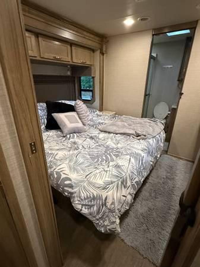 Used 2018 Jayco Seneca 37K