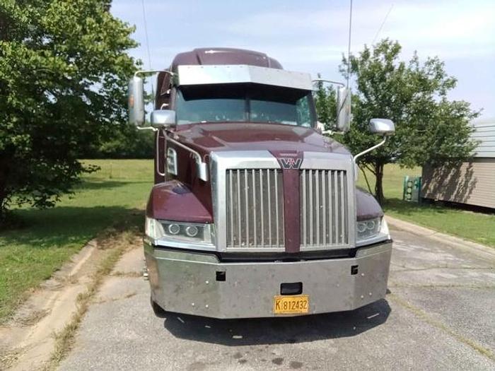 Used 2018 Western Star 5700XE Sleeper Semi