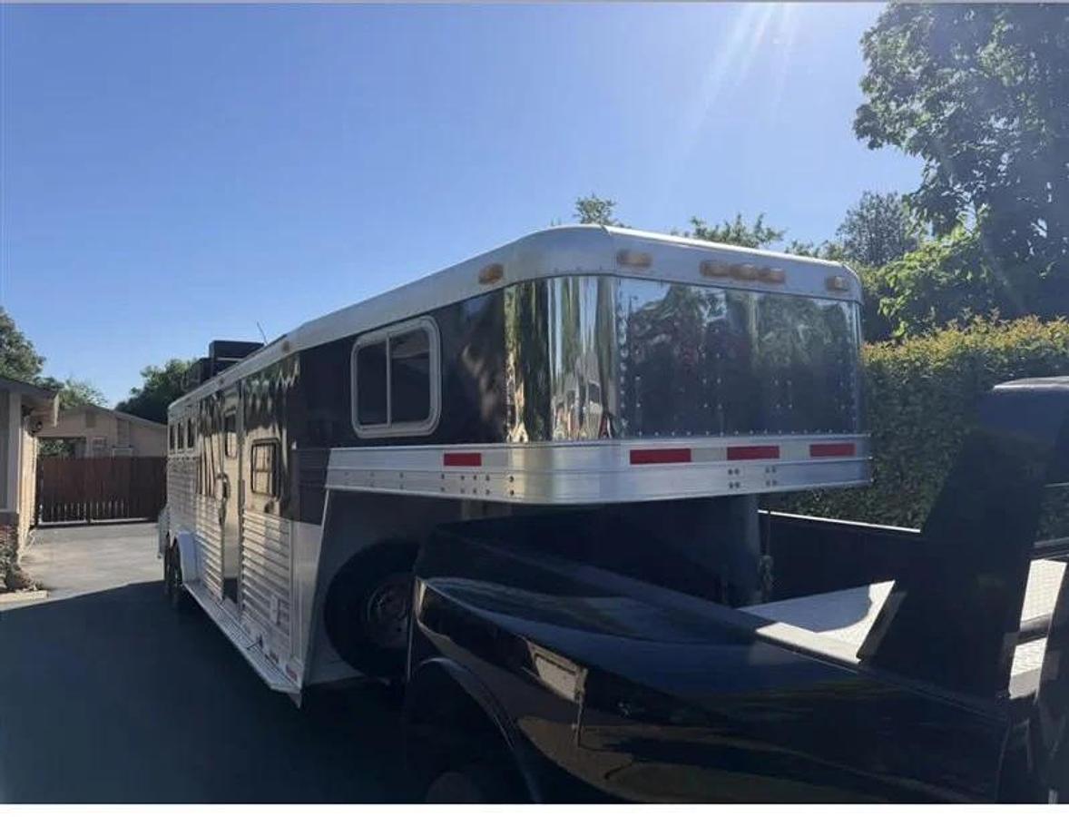 Used 1999 Elite 3 Horse LQ Trailer