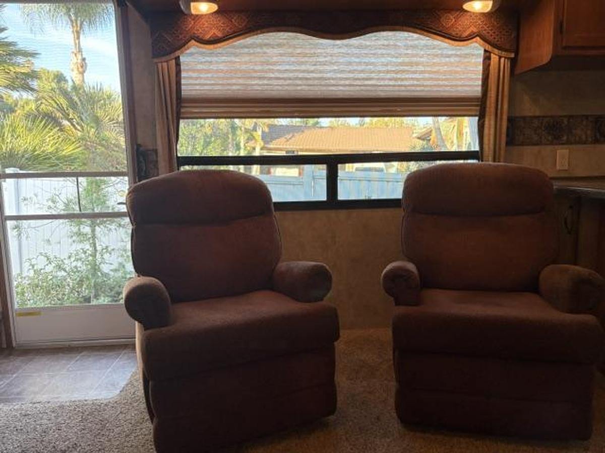 Used 2010 Keystone Montana Mountaineer Fifth Wheel