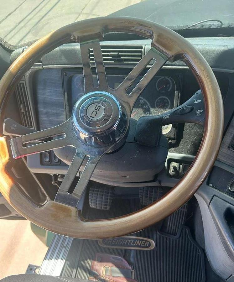 Used 2007 Freightliner Columbia 120 Semi Truck