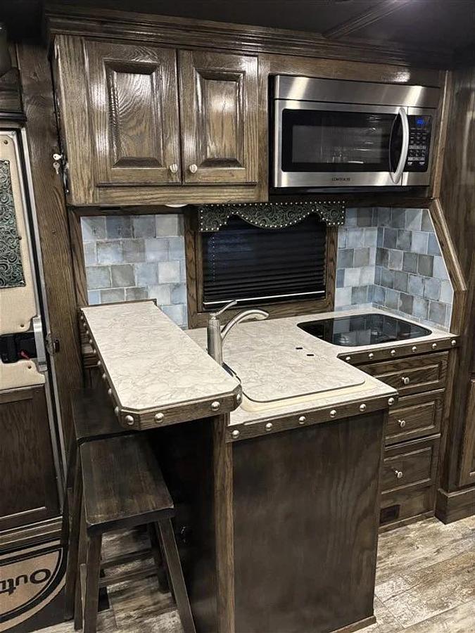 Used 2023 Platinum Coach 4 Horse Side Load