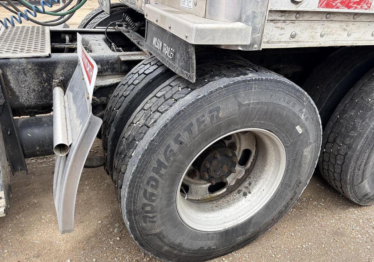 Used 2005 KENWORTH W900L Conventional Sleeper Semi Truck