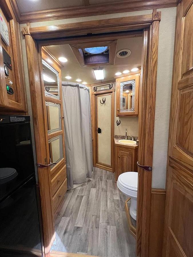 Used 2004 Bloomer 3 Horse