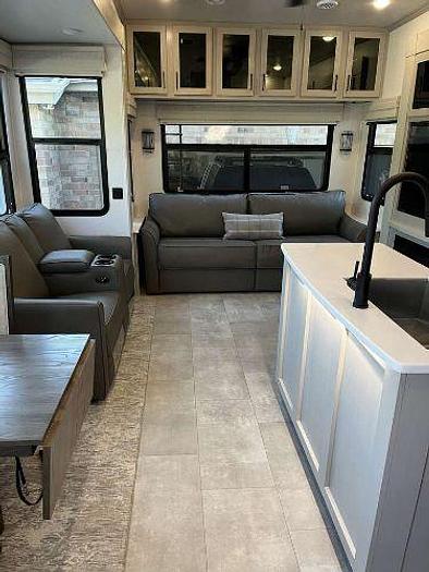 Used 2023 Palomino Columbus 379MB