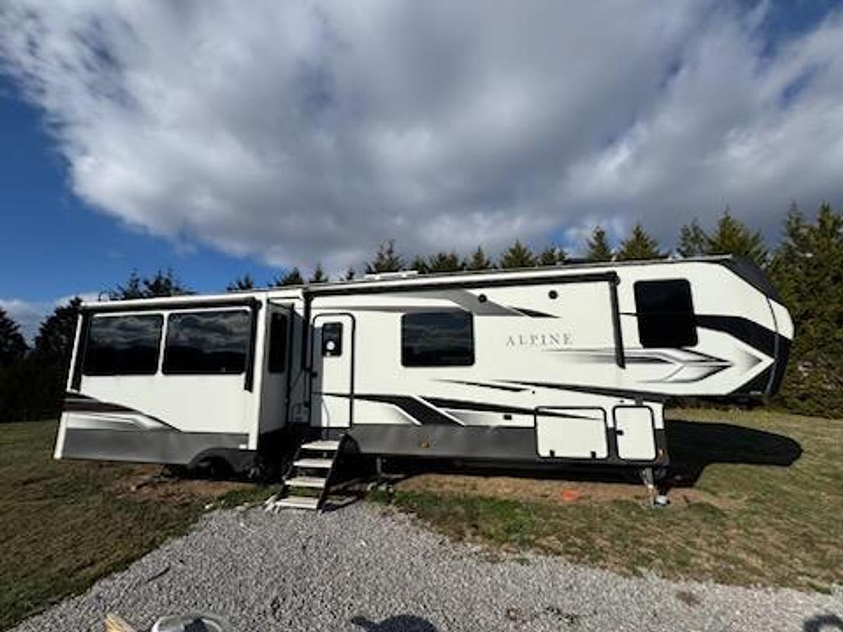 Used 2022 Keystone Alpine 3720MD