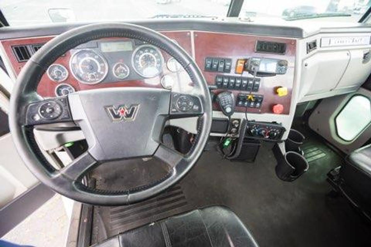 Used 2018 Western Star Sleeper Semi Truck