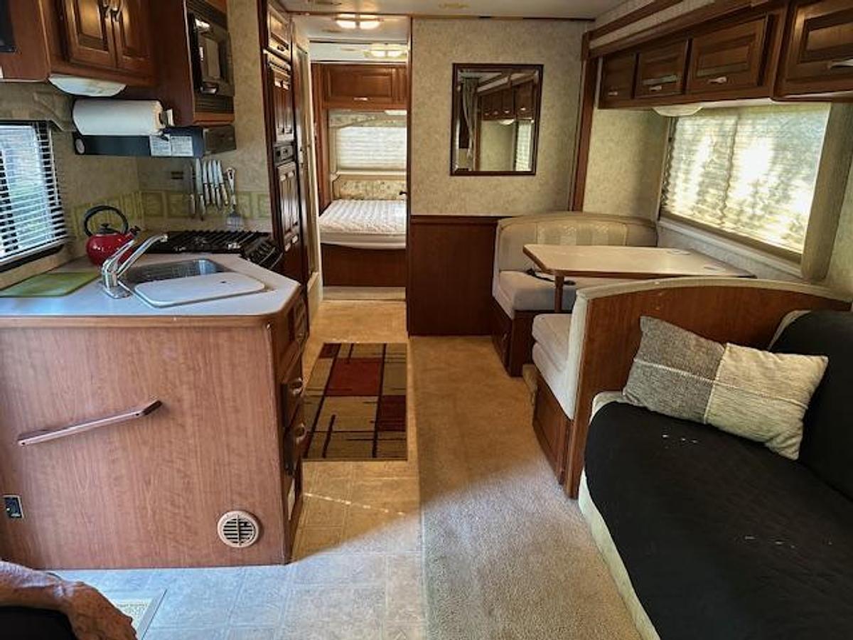 Used 2005 Four Winds Chateau