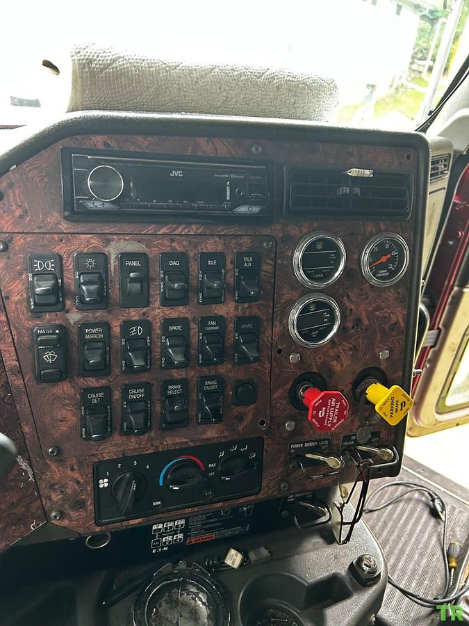 Used 2000 International 9900I Commercial Truck