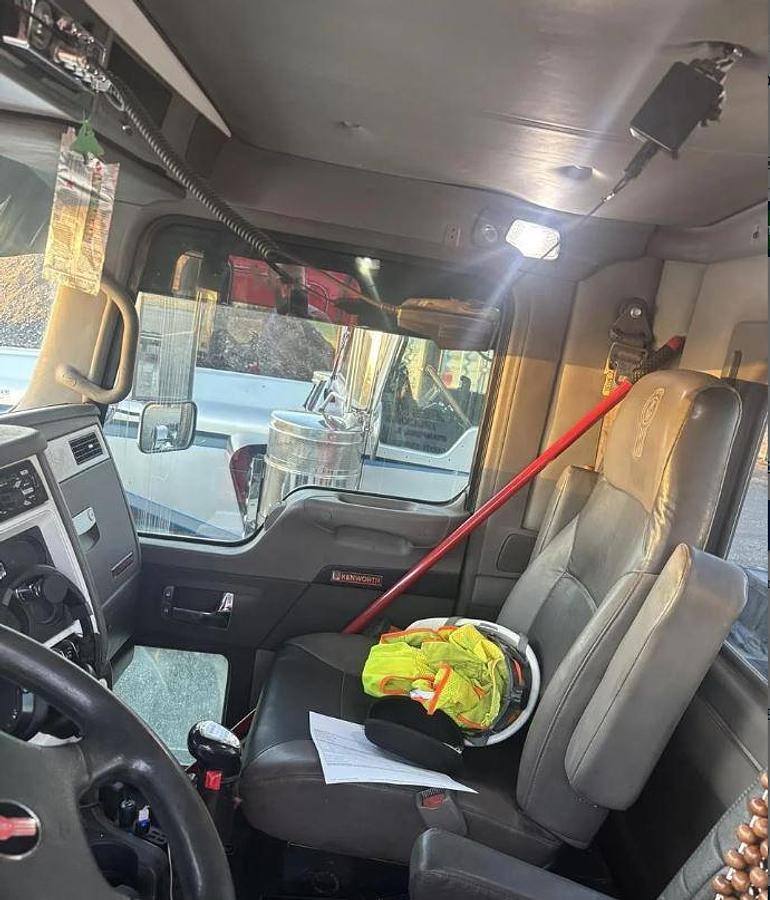 Used 2010 Kenworth W900L Sleeper Semi Truck