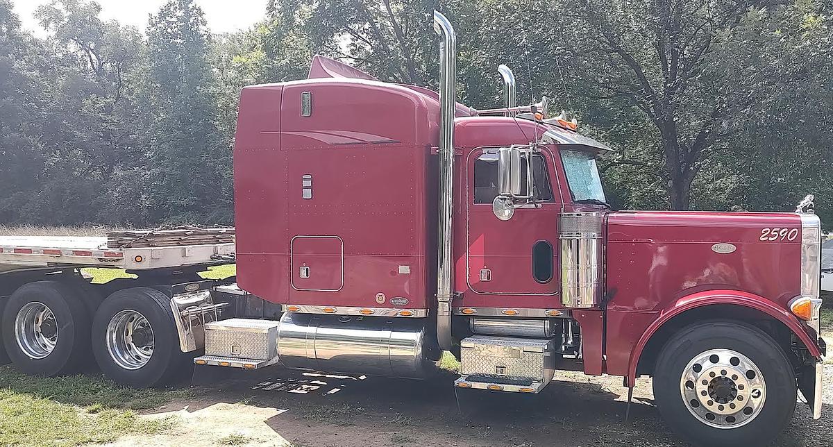 Used 2000 Peterbilt 379 Sleeper Semi Truck