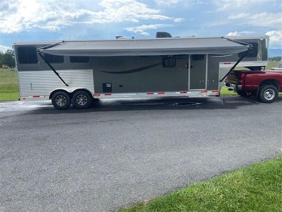 Used 2015 Lakota Charger 3 Horse Trailer with Living Quarters