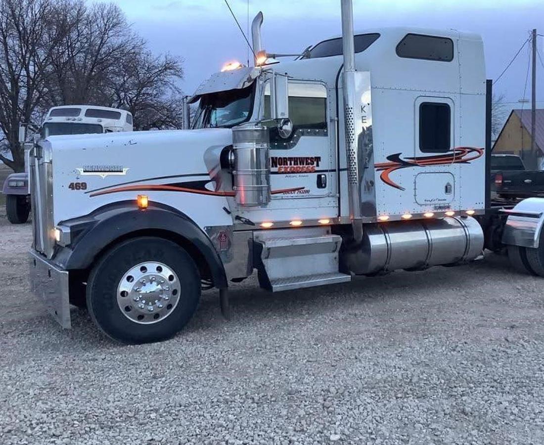 Used 2005 Kenworth W900L Sleeper Semi Truck