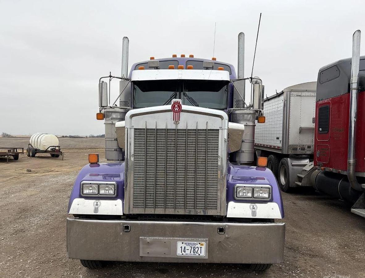 Used 2005 KENWORTH W900L Conventional Sleeper Semi Truck