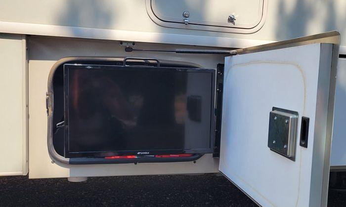 Used 2018 Fleetwood Flair LXE 30U