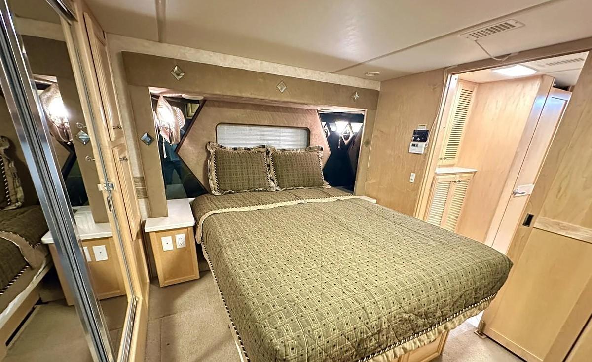 Used 2003 Fleetwood Revolution 40C