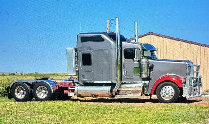 Used 2004 KENWORTH W900L
