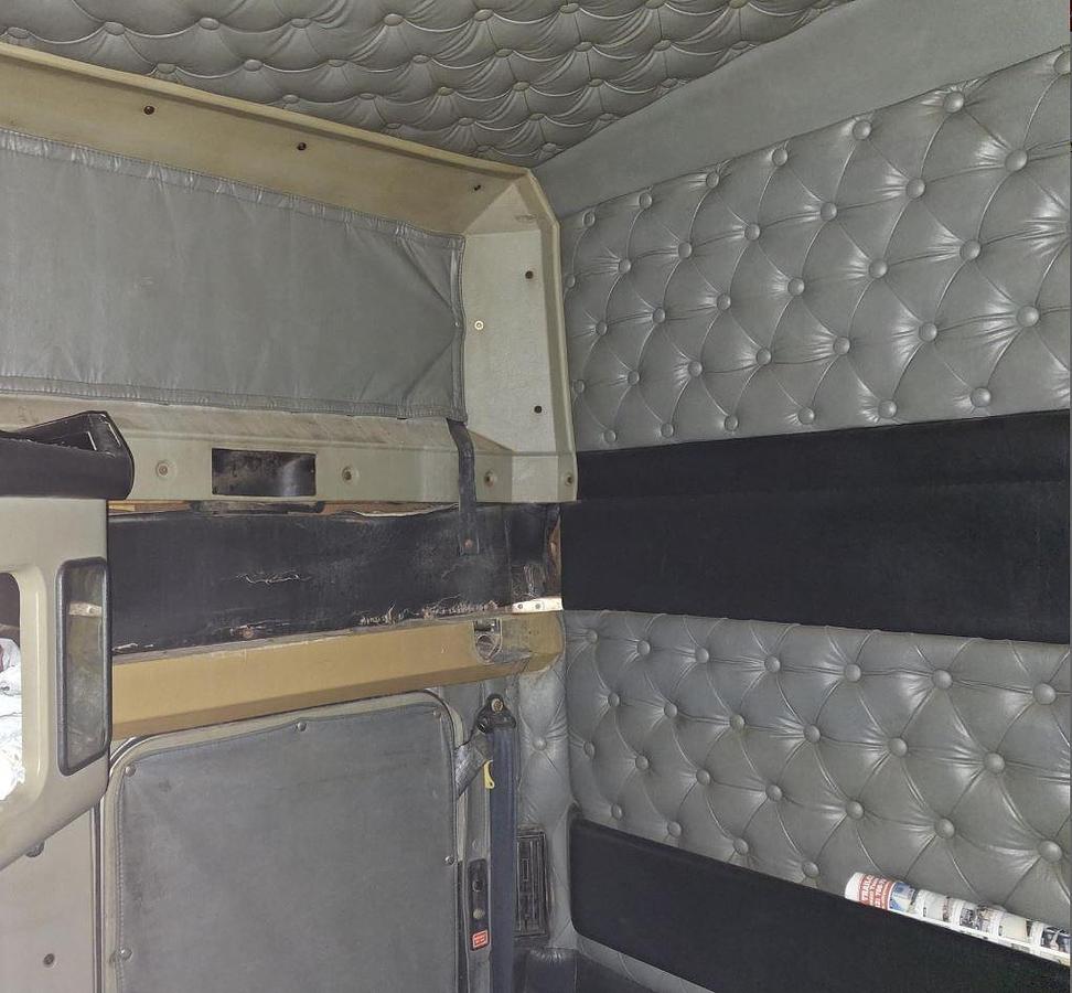 Used 1999 Kenworth W900 Sleeper Semi Truck