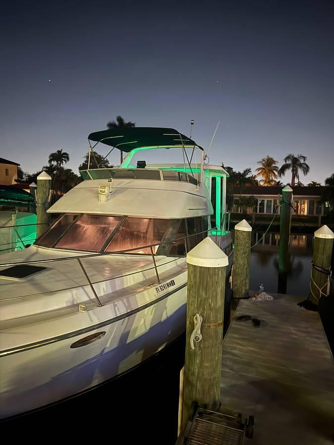 Used 1995 Carver 390 Aft Cabin Cruiser