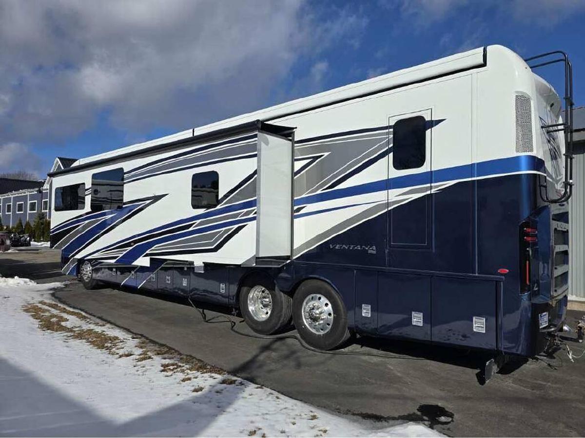 Used 2022 Newmar Ventana 4369