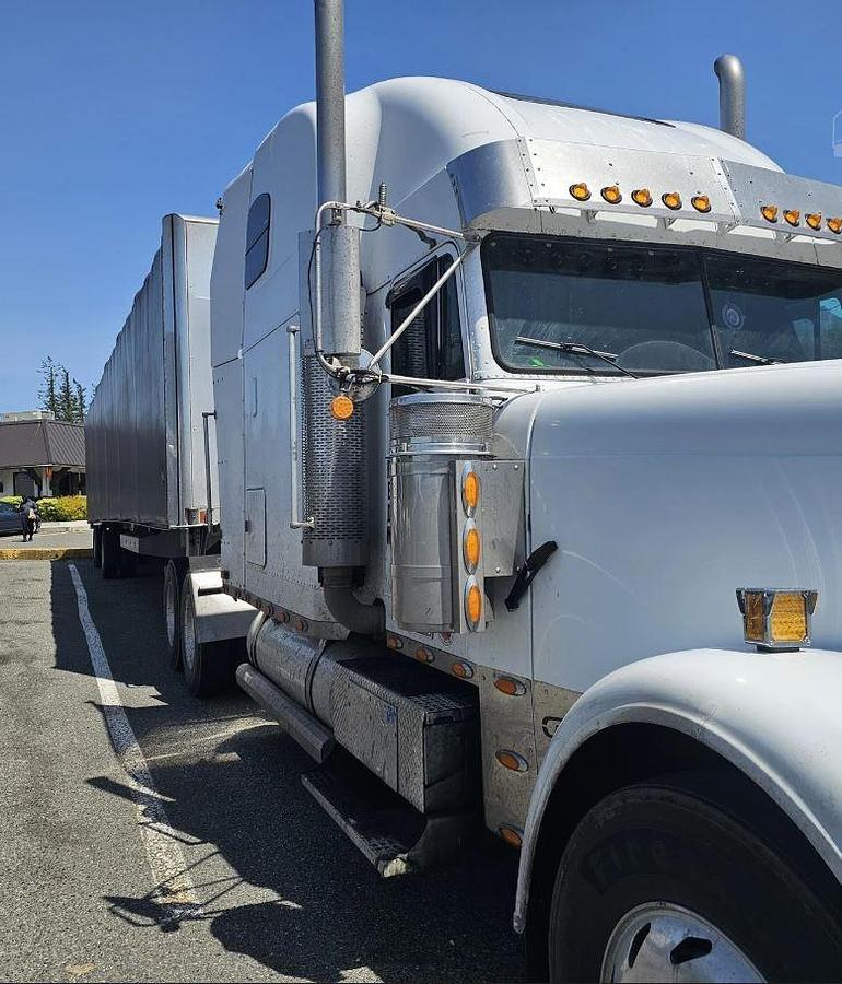 Used 2001 FREIGHTLINER FLD120 CLASSIC Conventional Sleeper Semi